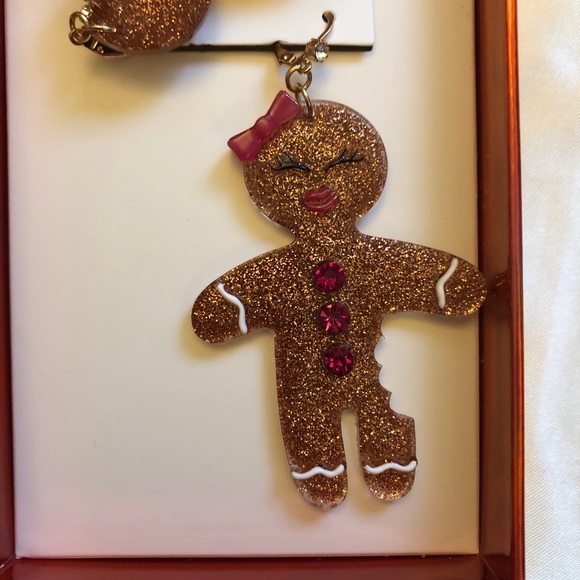 Betsey Johnson Gold Tone Gingerbread Man & Woman Mismatch Drop Earrings NIB - Picture 7 of 11